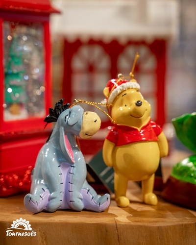 Figurines Disney de Winnie l'ourson et Bourriquet en tenue de Noël.